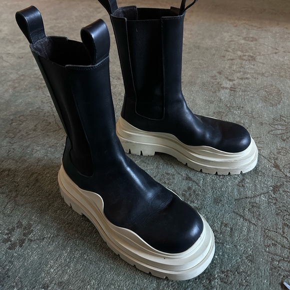 Bottega Venetta Tire Chelsea Boot in Black / Sea Salt - Picture 11 of 12